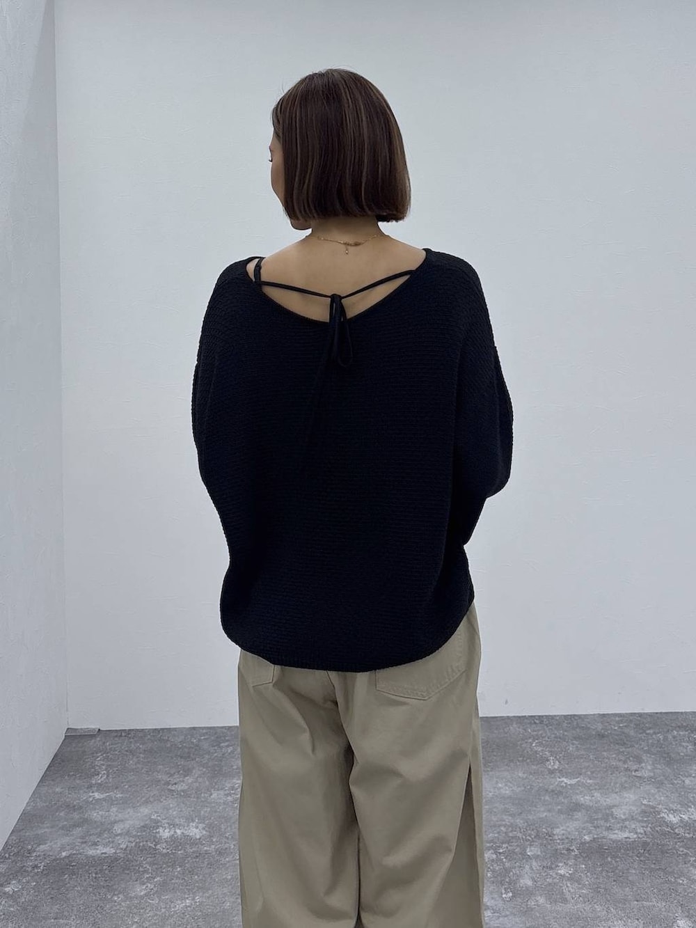 ベージュ系のその他パンツ、ゴールド系のネックレスを着用したレディースの春コーディネートの5枚目の写真