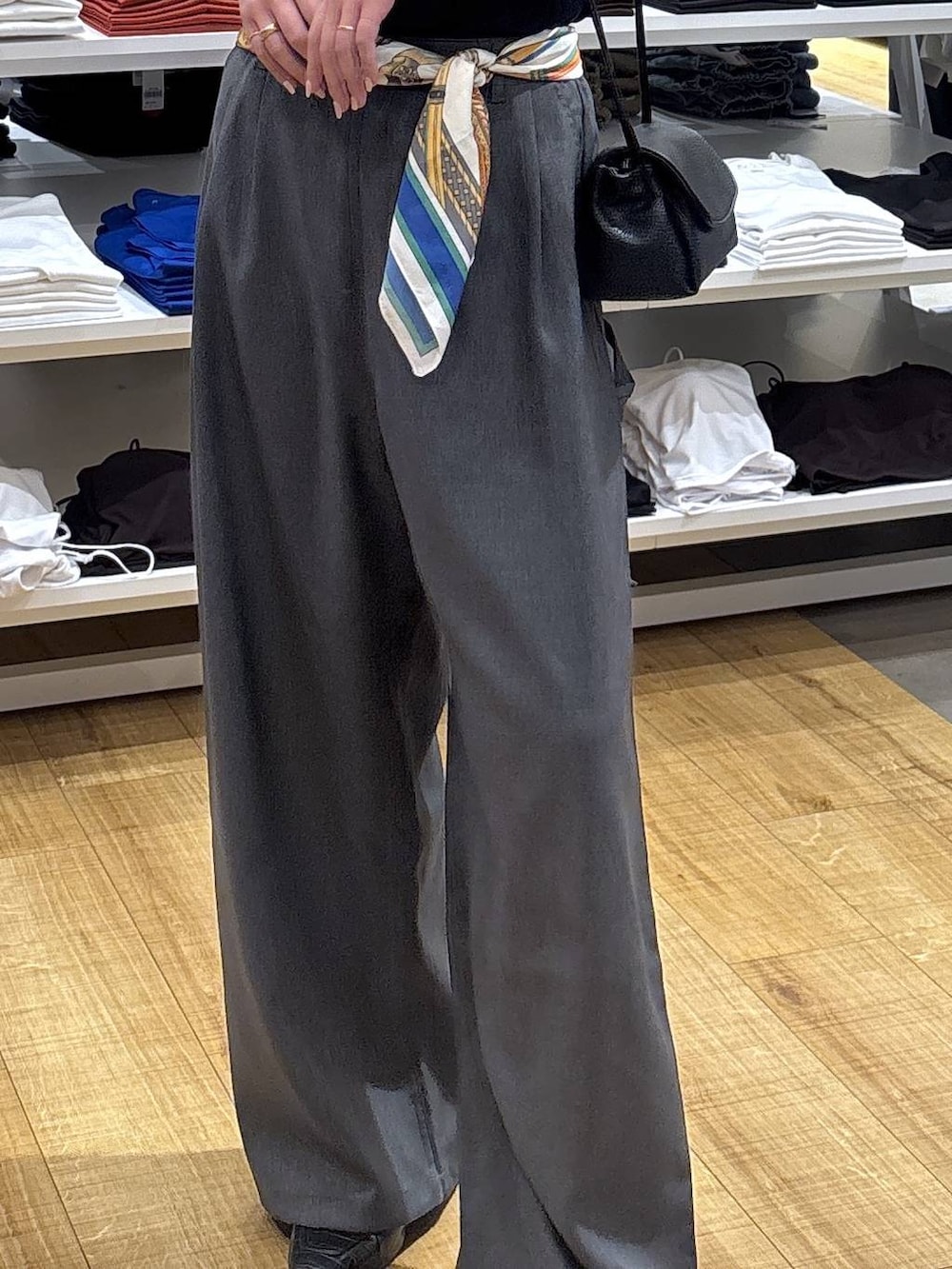 ブラック系のショルダーバッグ、グレー系のその他パンツ、ブルー系のTシャツ/カットソーを着用したレディースの春コーディネートの5枚目の写真