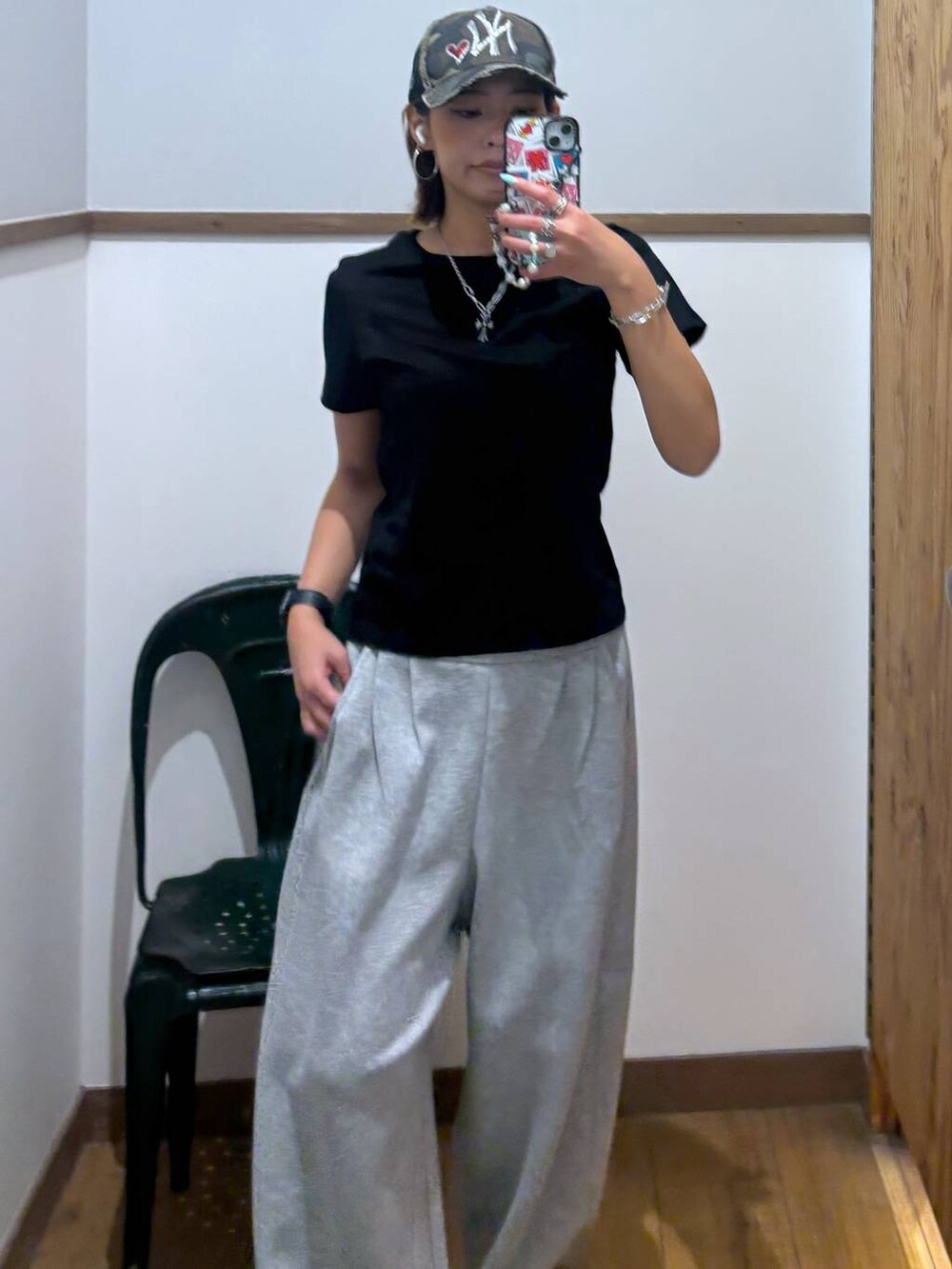 ブラック系のTシャツ/カットソー、グレー系のその他パンツを着用したレディースの夏コーディネートの9枚目の写真
