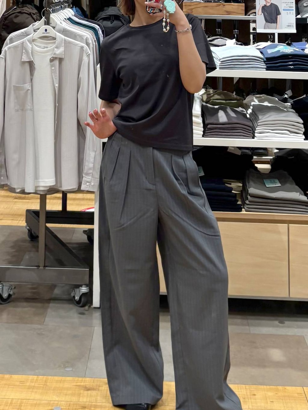 ブラック系のローファー、グレー系のその他パンツ、グレー系のTシャツ/カットソーを着用したレディースの春コーディネートの5枚目の写真
