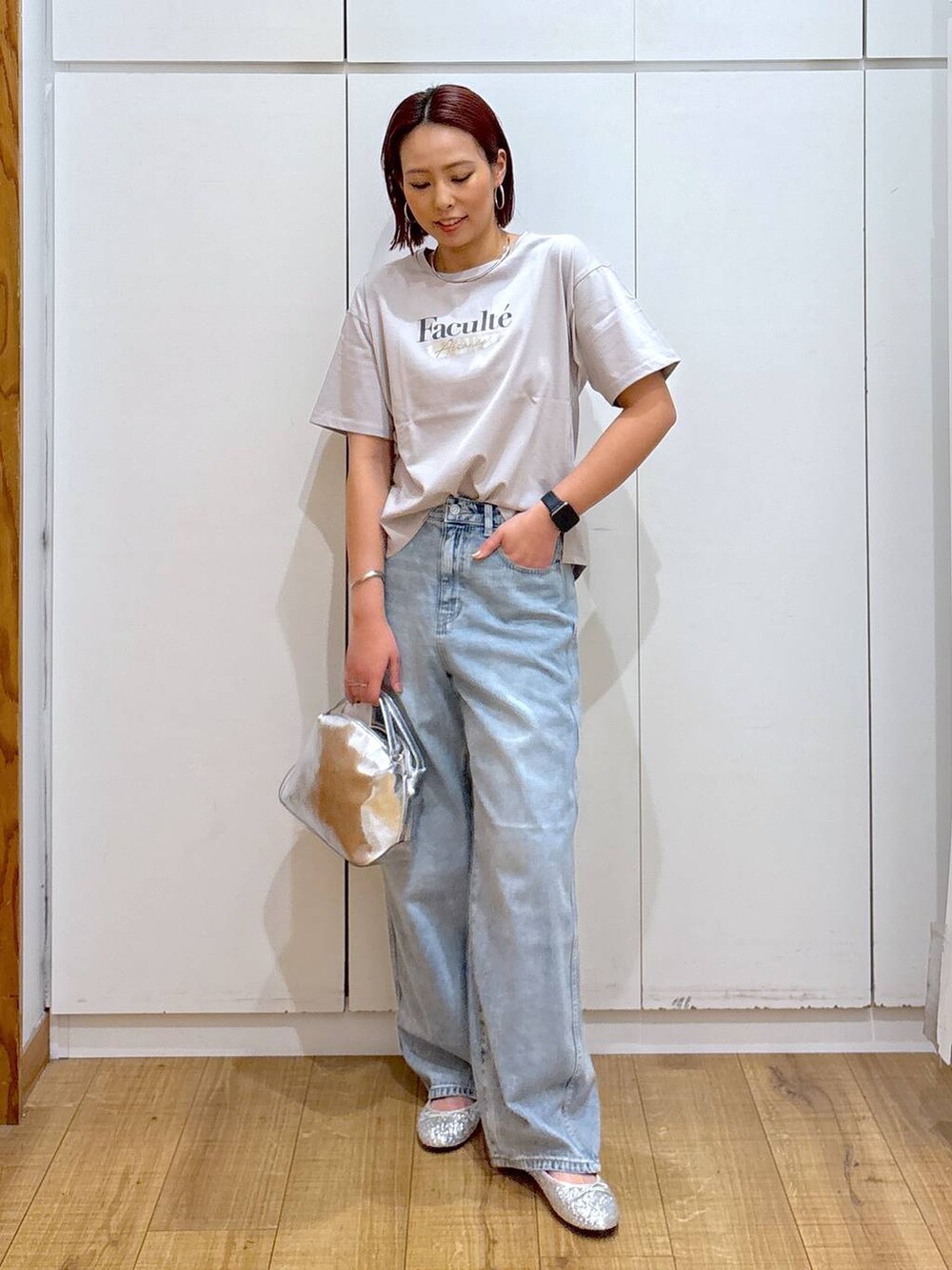 「体型カバー、高見え、高身長、ママコーデ、骨格ストレート、GLOBAL WORK、着痩せ・細見え」|「GLOBAL WORKのGOODデニムバギーパンツ/118365(デニムパンツ、ブルー系)」を使った、ココさん(レディース・165cm)の春コーディネートの3枚目の写真
