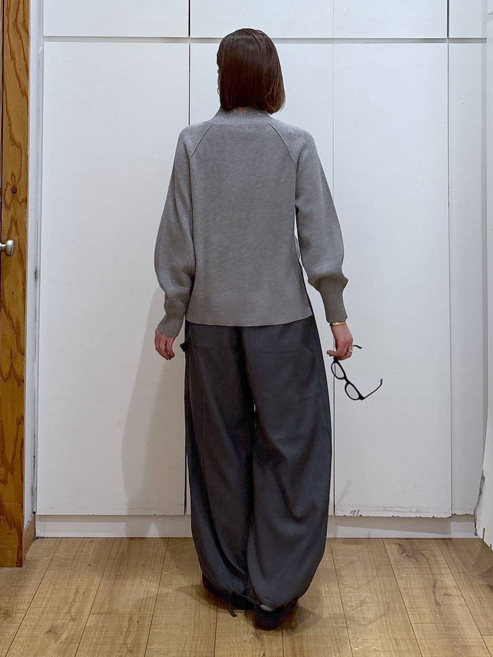 グレー系のニット/セーター、グレー系のその他パンツを着用したレディースの冬コーディネートの5枚目の写真
