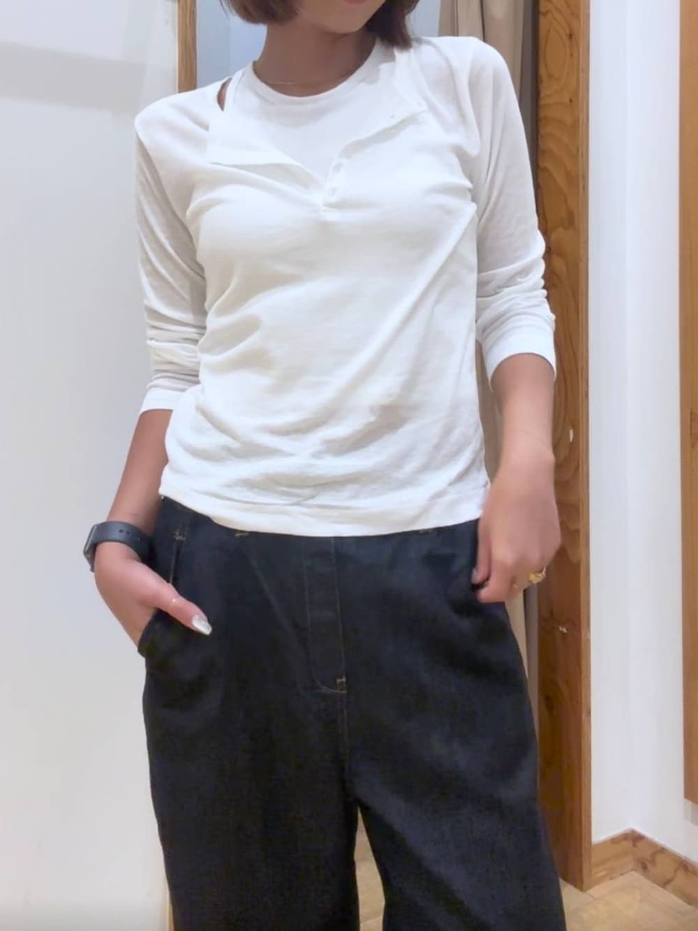 ホワイト系のTシャツ/カットソー、ブルー系のデニムパンツを着用したレディースの夏コーディネートの2枚目の写真