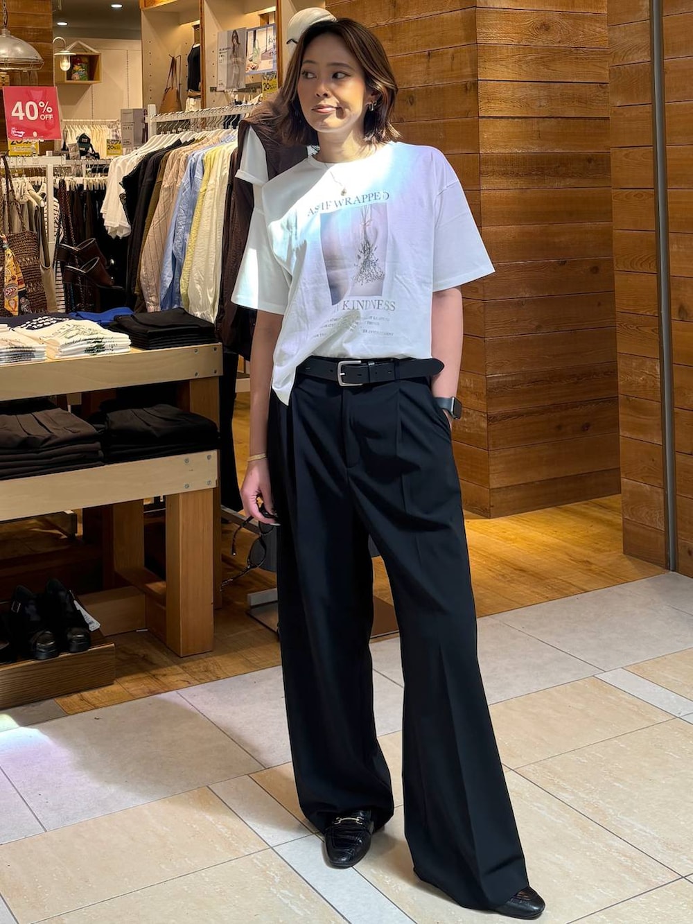 ブラック系のローファー、ブラック系のその他パンツ、ホワイト系のTシャツ/カットソーを着用したレディースの春コーディネートの6枚目の写真