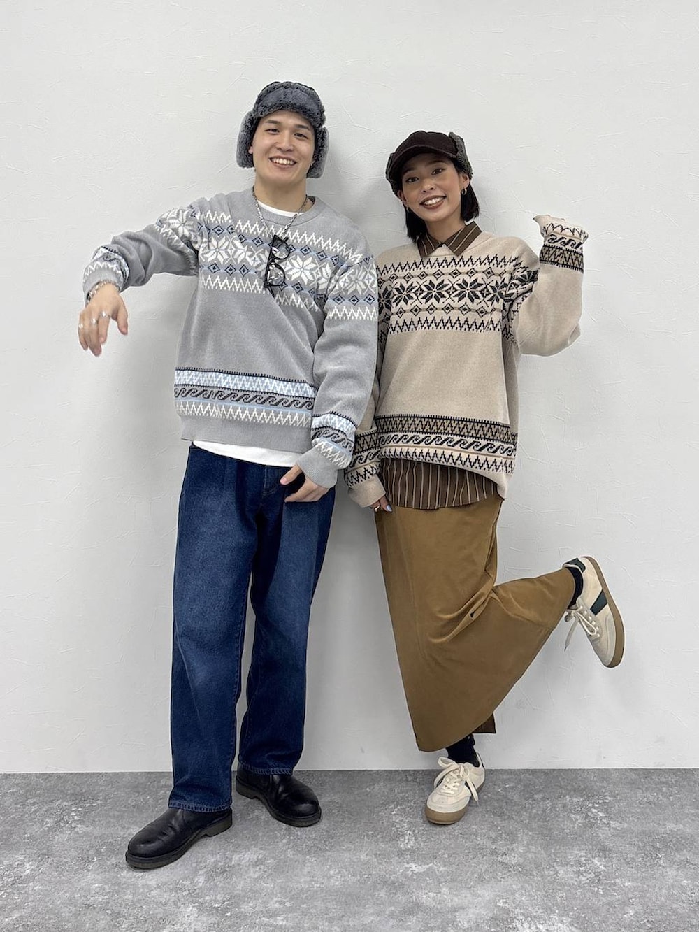 ベージュ系のスニーカー、イエロー系のシャツ/ブラウス、ベージュ系のスカートを着用したレディースの冬コーディネートの2枚目の写真