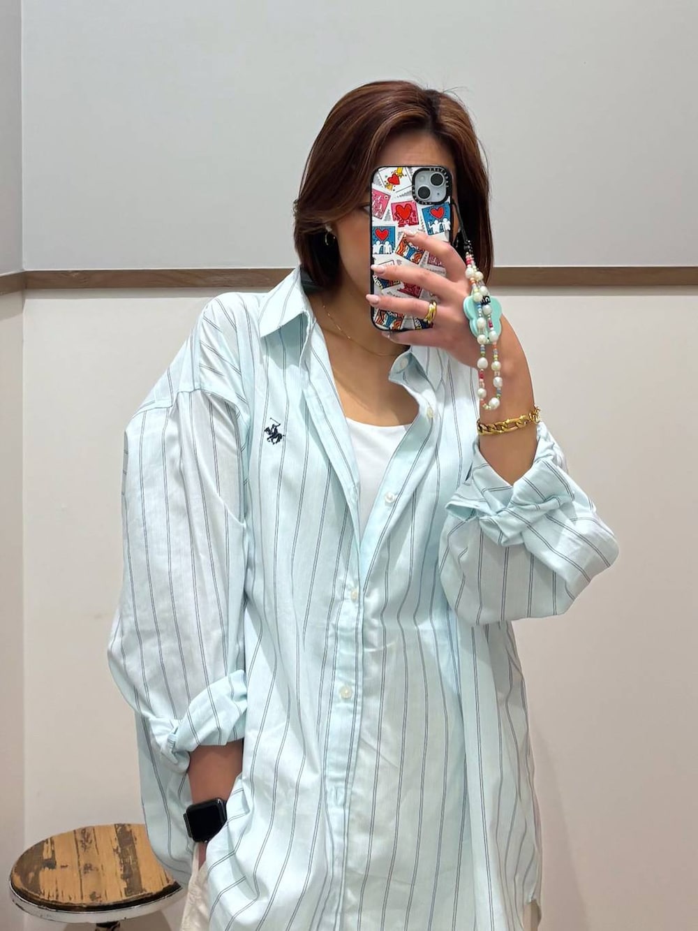 ブラック系のローファー、ブルー系のシャツ/ブラウス、ベージュ系のその他パンツを着用したレディースの春コーディネートの8枚目の写真