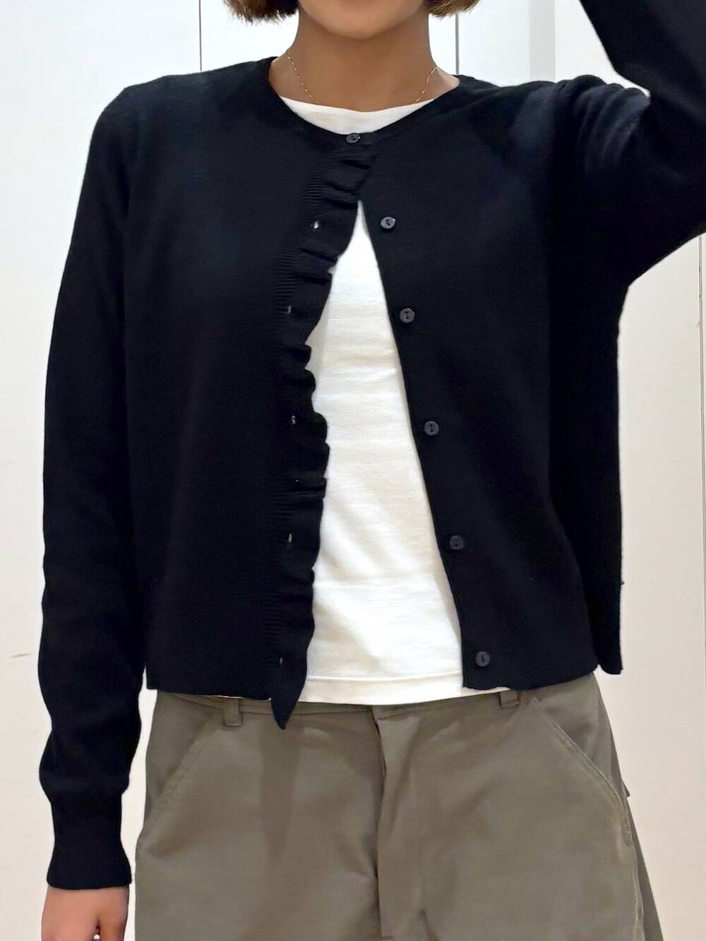 ブラック系のカーディガン/ボレロ、グリーン系のその他パンツ、ブラック系のカチューシャを着用したレディースの秋コーディネートの9枚目の写真