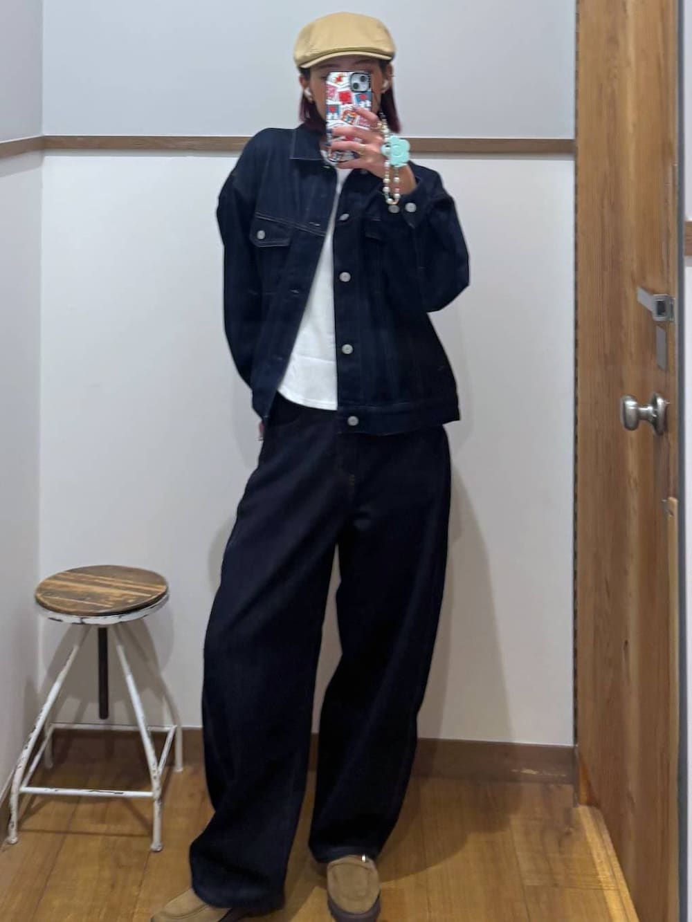 ベージュ系のローファー、ブルー系のデニムパンツ、ブルー系のデニムジャケットを着用したレディースの春コーディネートの2枚目の写真