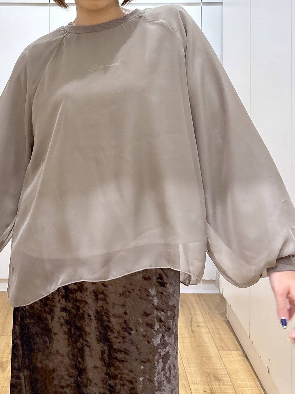 ブラウン系のTシャツ/カットソー、ブラック系のブーツを着用したレディースの秋コーディネートの6枚目の写真