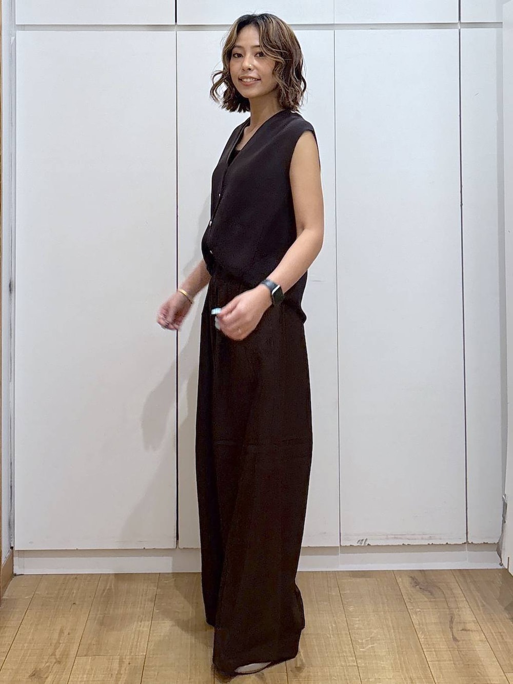 ブラック系のキャミソール、ブラウン系のその他パンツ、ブラウン系のベストを着用したレディースの夏コーディネートの4枚目の写真