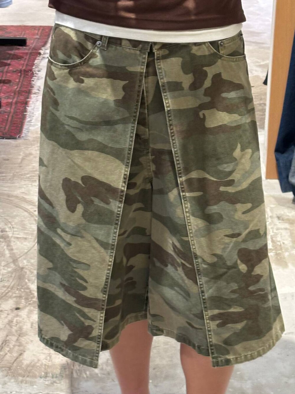 グリーン系のその他パンツ、ブラウン系のTシャツ/カットソーを着用したレディースの夏コーディネートの3枚目の写真