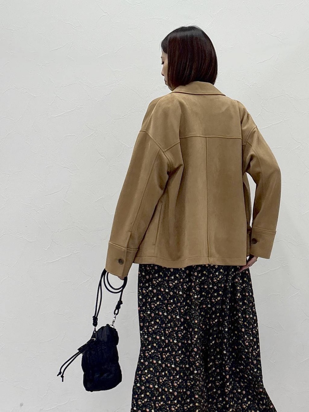 ブラック系のブーツ、ブラウン系のテーラードジャケット、ゴールド系のピアス(両耳用)を着用したレディースの冬コーディネートの5枚目の写真