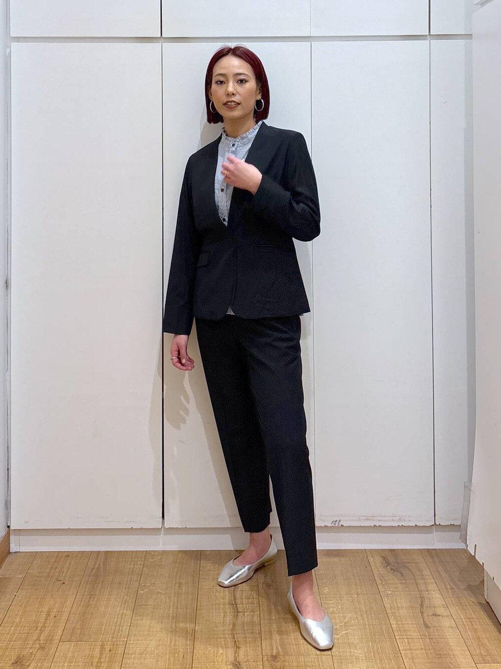 「GLOBAL WORK、着痩せ・細見え、ママコーデ、骨格ストレート、体型カバー、高見え、高身長」｜「GLOBAL WORKのウツクシルエットノーカラージャケット/133613（ノーカラージャケット、ブラック系）」を使った、ココさん（レディース・165cm）の春コーディネートの3枚目の写真