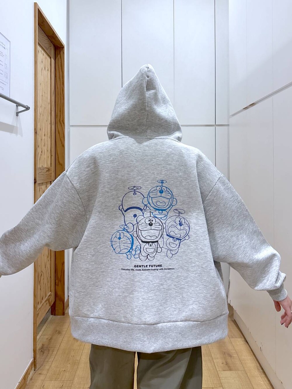 レッド系のTシャツ/カットソー、グリーン系のその他パンツ、グレー系のパーカーを着用したレディースの春コーディネートの7枚目の写真