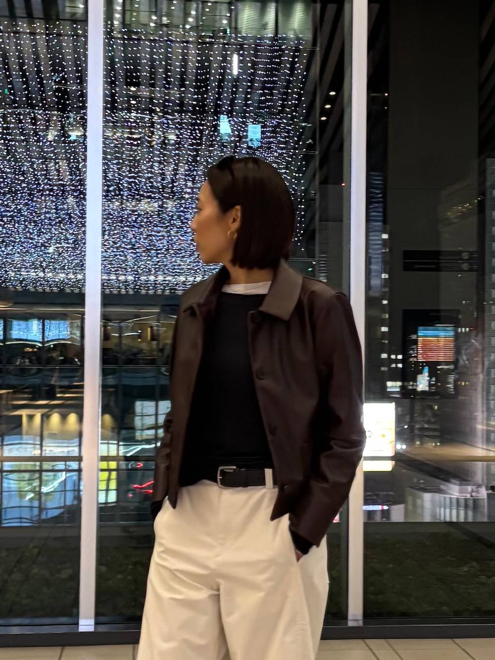 ブラック系のブーツ、ホワイト系のTシャツ/カットソー、ブラック系のTシャツ/カットソーを着用したレディースの冬コーディネートの2枚目の写真