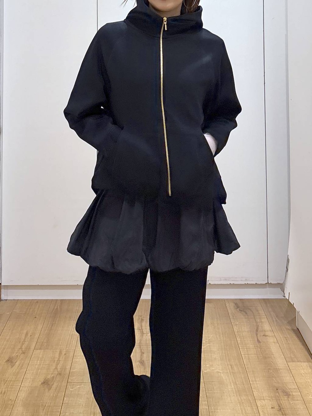 ブラック系のパーカー、ホワイト系のTシャツ/カットソー、ブラック系のその他パンツを着用したレディースの春コーディネートの5枚目の写真