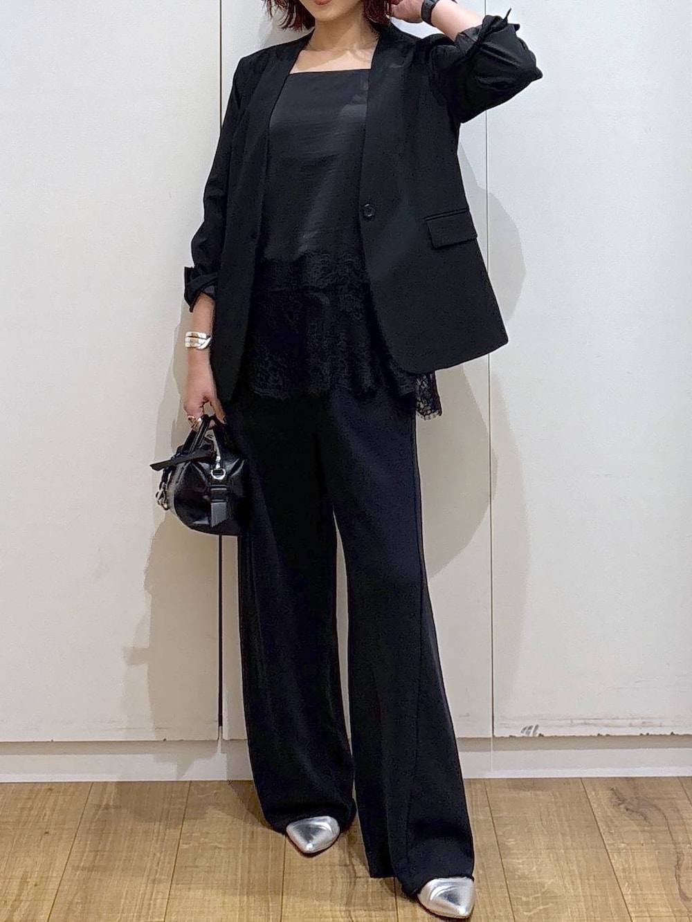 ブラック系のノーカラージャケット、ブラック系のスウェットパンツ、ブラック系のキャミソールを着用したレディースの春コーディネートの2枚目の写真