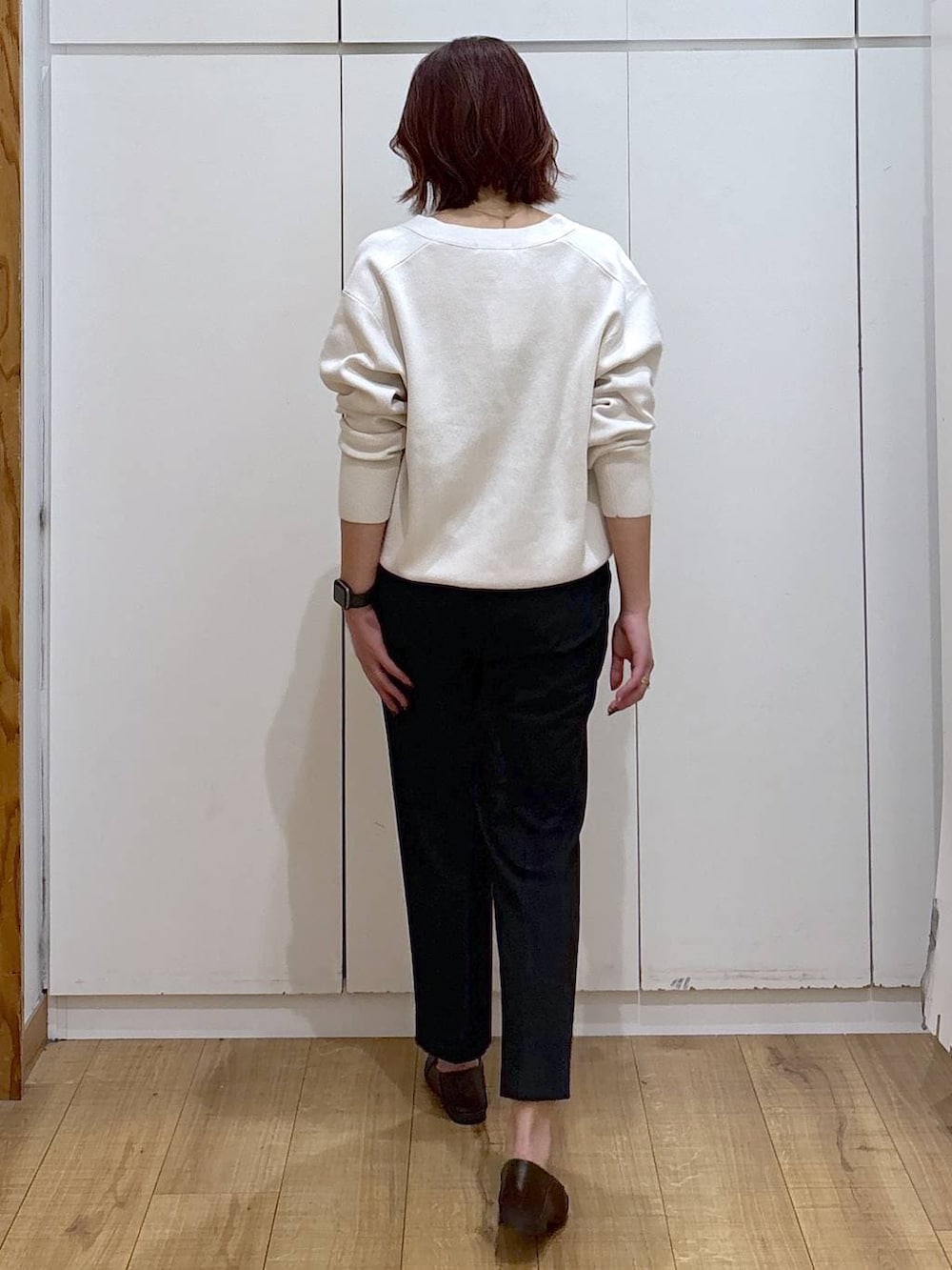 ブラウン系のローファー、ブラック系のスラックス、ベージュ系のカーディガン/ボレロを着用したレディースの春コーディネートの4枚目の写真