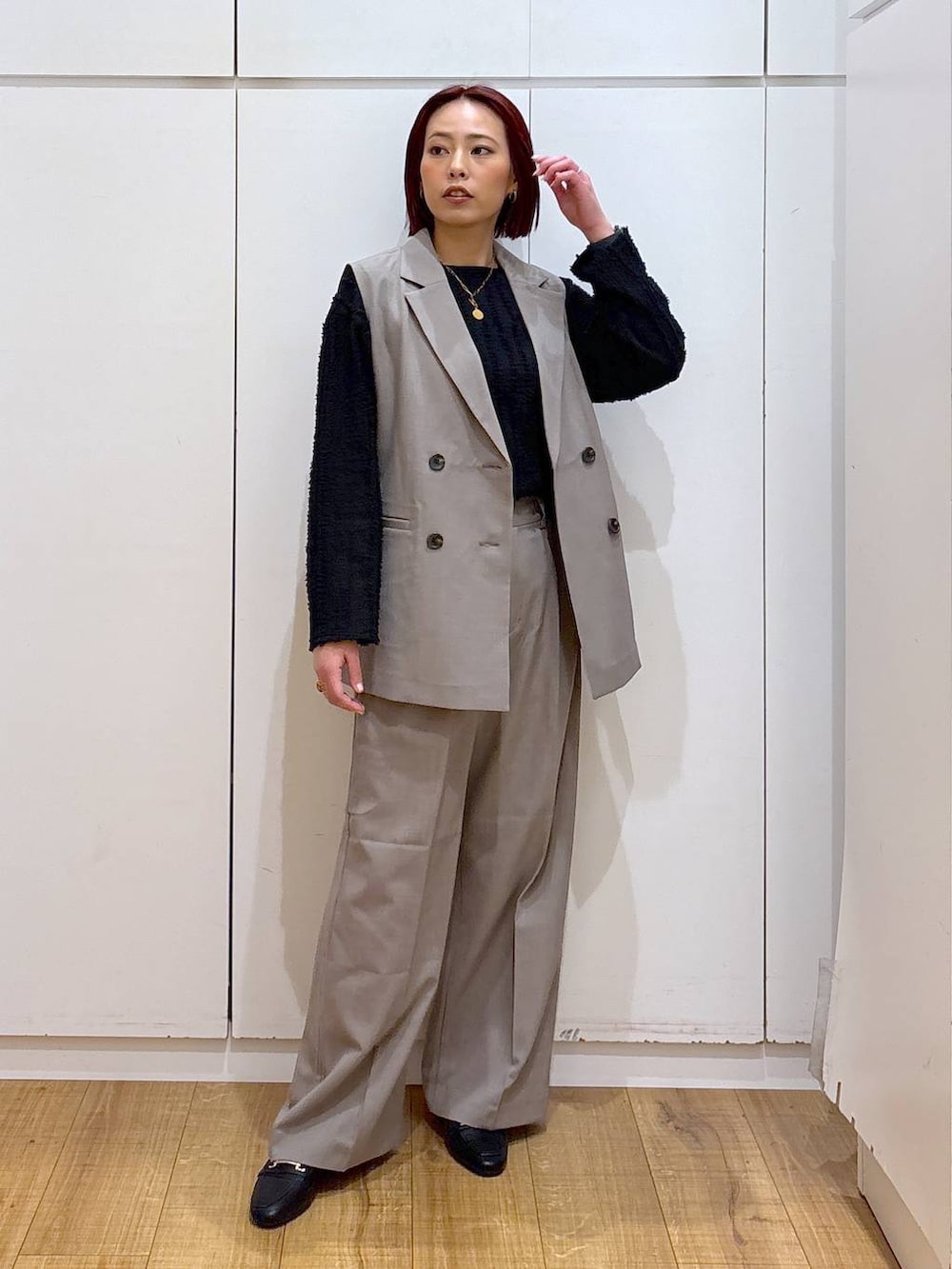 ブラック系のローファー、ブラック系のTシャツ/カットソー、ベージュ系のその他パンツを着用したレディースの春コーディネートの3枚目の写真