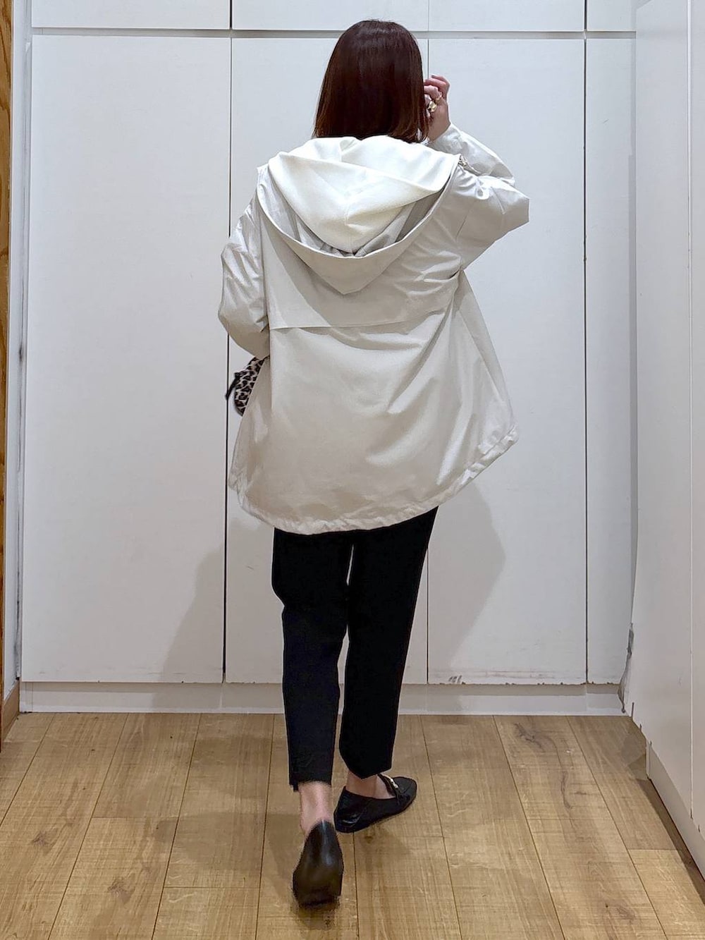 ブラック系のローファー、その他のショルダーバッグ、ホワイト系のパーカーを着用したレディースの春コーディネートの6枚目の写真