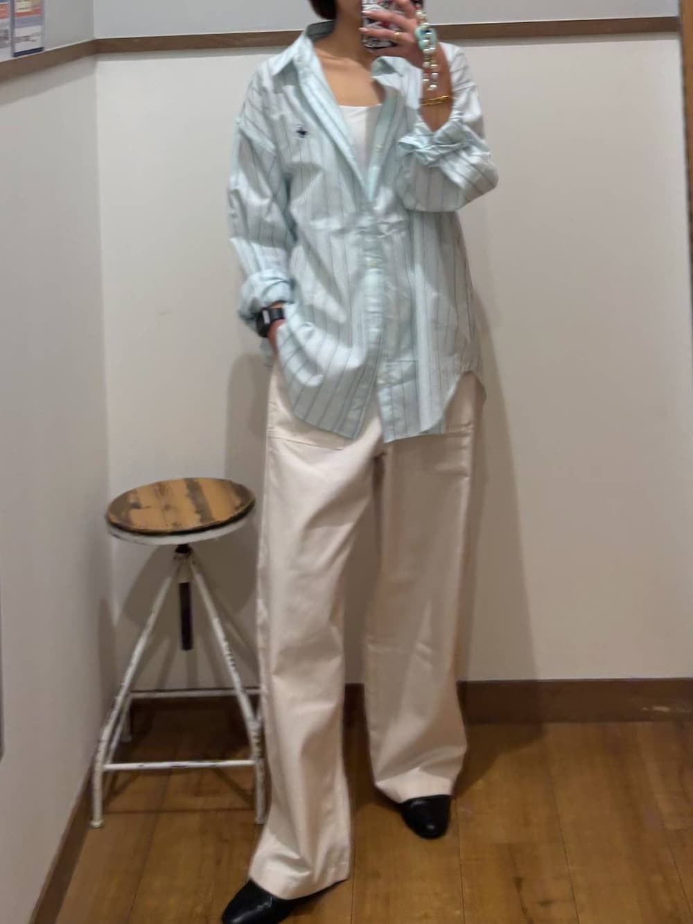 ブラック系のローファー、ブルー系のシャツ/ブラウス、ベージュ系のその他パンツを着用したレディースの春コーディネートの6枚目の写真