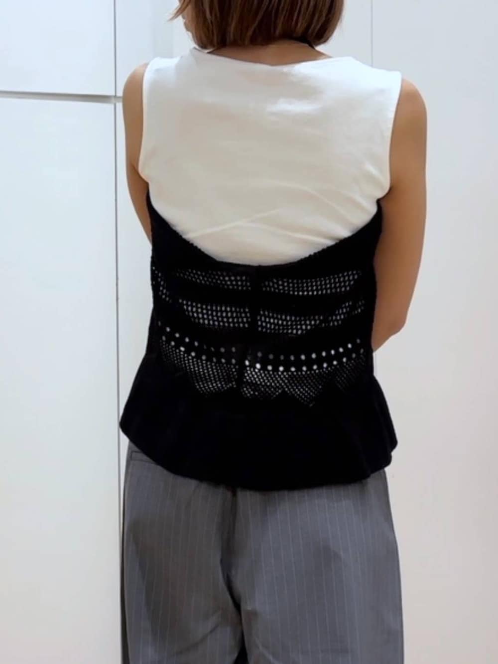 グレー系のその他パンツ、ブラック系のベストを着用したレディースの春コーディネートの4枚目の写真