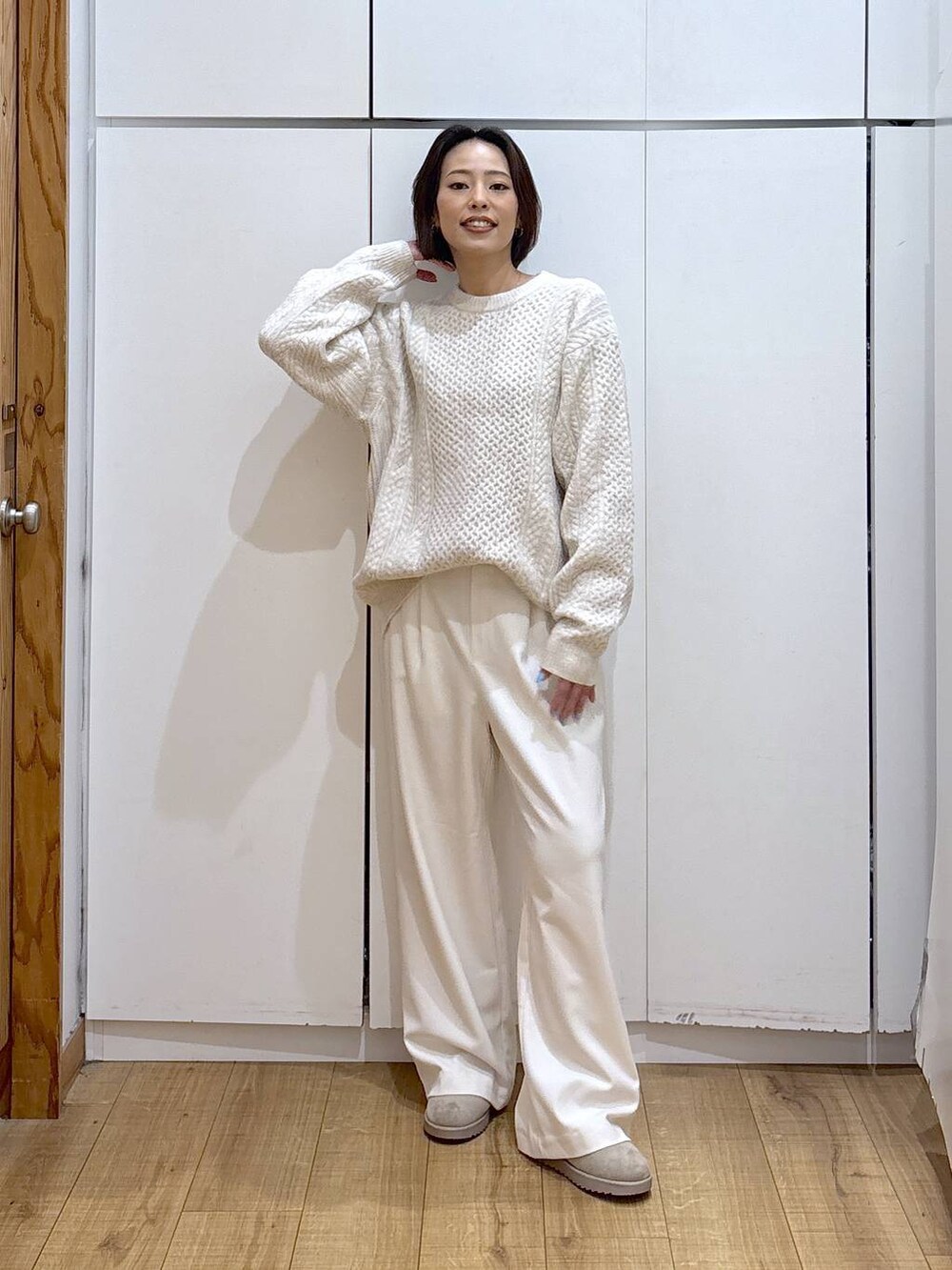 ホワイト系のニット/セーター、グレー系のその他パンツ、ベージュ系のブーツを着用したレディースの冬コーディネートの2枚目の写真