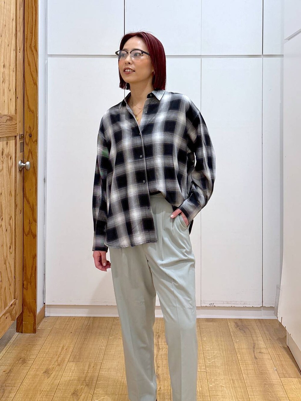 「ママコーデ、高見え、高身長、骨格ストレート、GLOBAL WORK、着痩せ・細見え、体型カバー」｜「GLOBAL WORKのサイズ拡大/らくっション撥水2WAYローファー/131468（ローファー、ブラック系）」を使った、ココさん（レディース・165cm）の春コーディネートの7枚目の写真