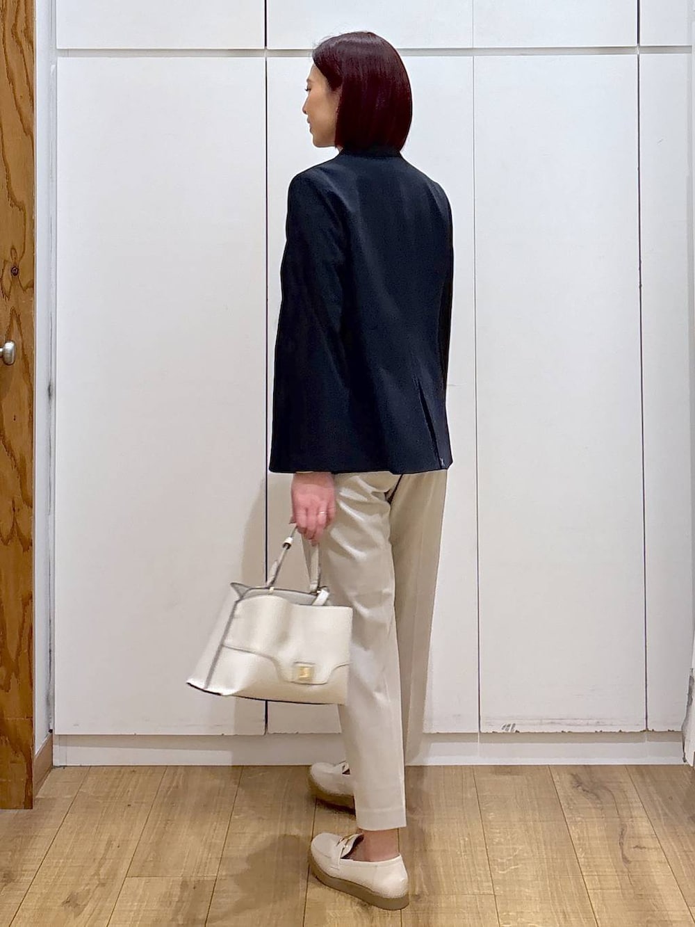 ホワイト系のローファー、ベージュ系のスラックス、ブルー系のシャツ/ブラウスを着用したレディースの春コーディネートの4枚目の写真