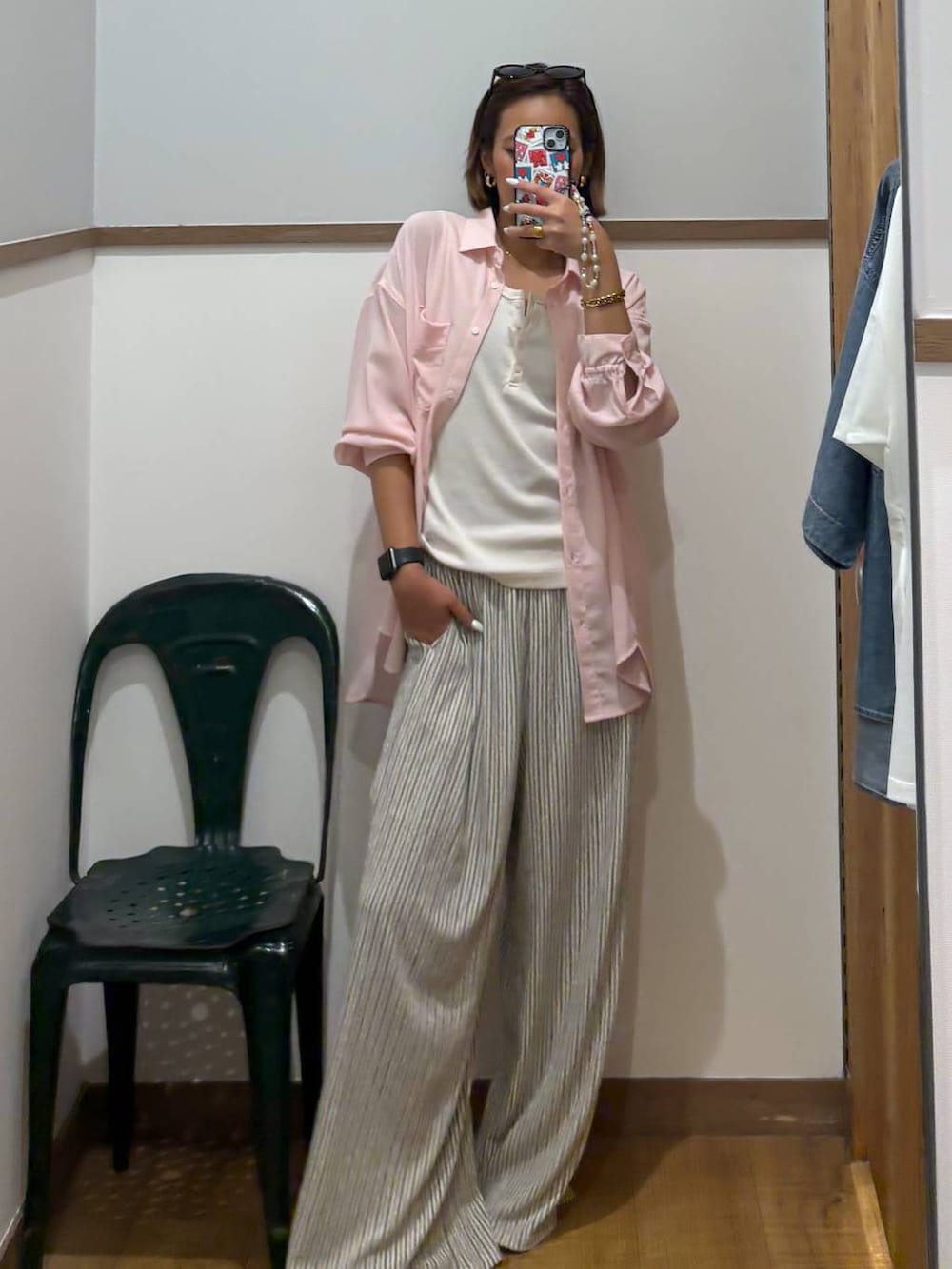 ホワイト系のタンクトップ、ホワイト系のその他パンツ、ブラック系のサンダルを着用したレディースの夏コーディネートの7枚目の写真
