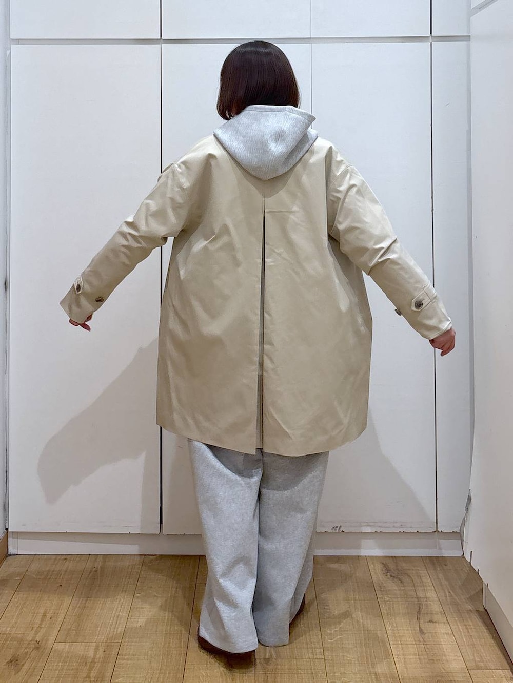 ブラウン系のスニーカー、ピンク系のシャツ/ブラウス、ベージュ系のステンカラーコートを着用したレディースの冬コーディネートの7枚目の写真