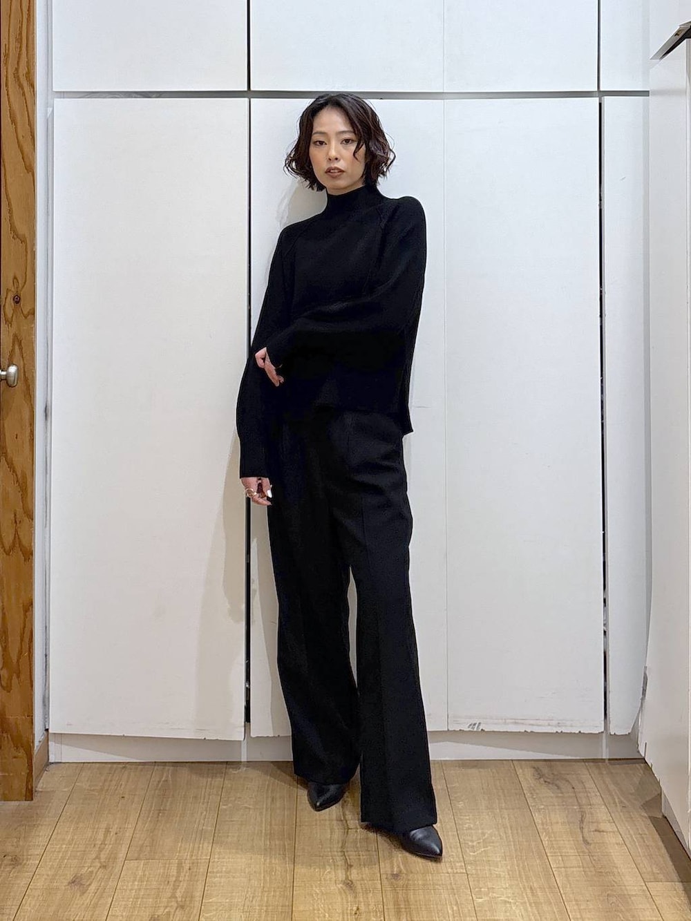 ブラック系のその他パンツ、ブラック系のニット/セーター、ブラウン系のテーラードジャケットを着用したレディースの冬コーディネートの6枚目の写真