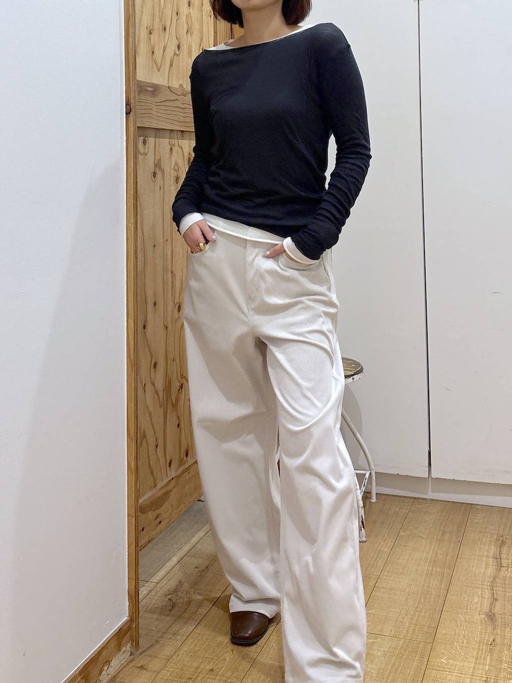 グレー系のその他パンツ、ブラウン系のブーツ、ホワイト系のTシャツ/カットソーを着用したレディースの秋コーディネートの7枚目の写真