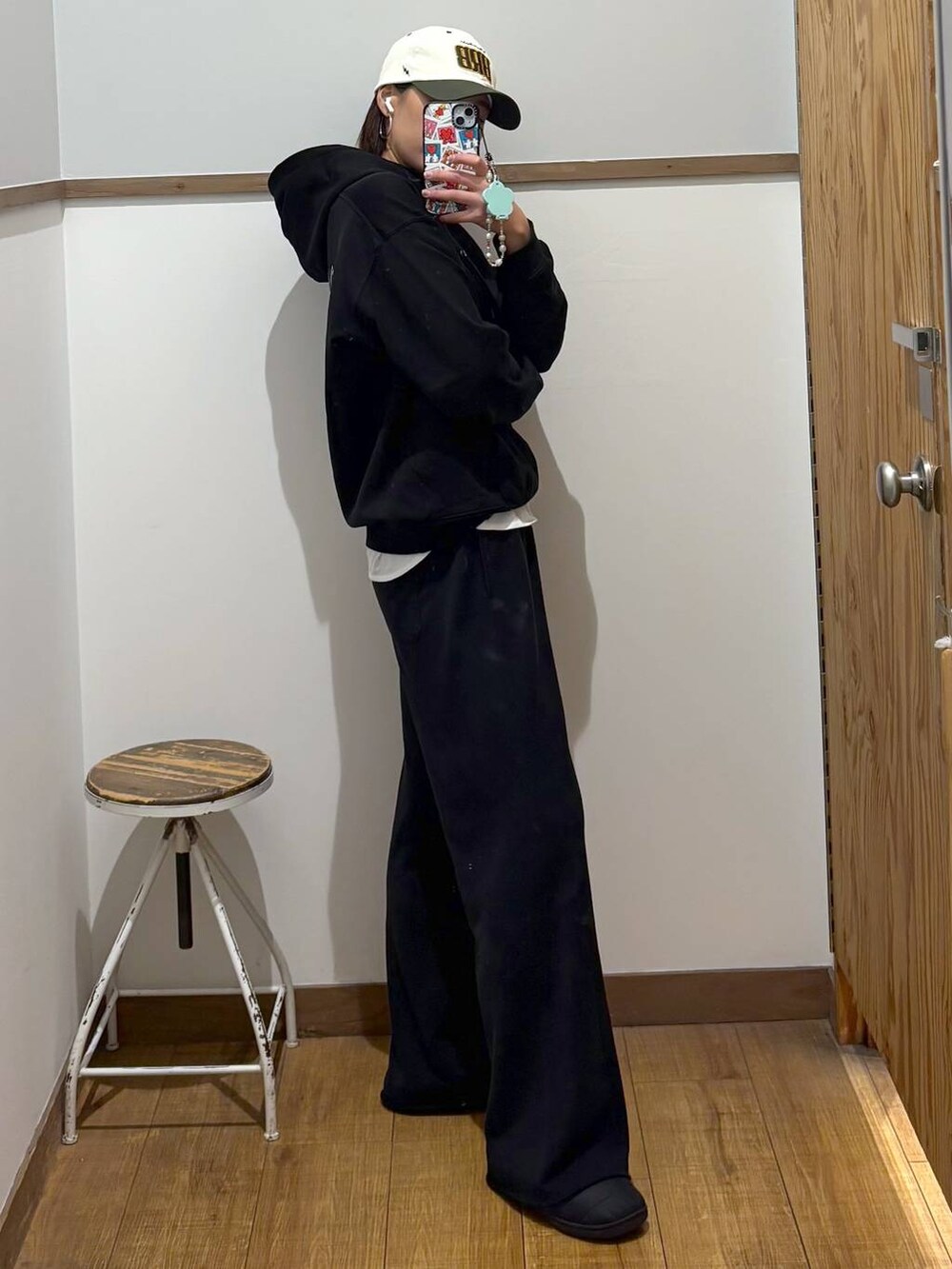 ホワイト系のTシャツ/カットソー、ブラック系のTシャツ/カットソー、ブラック系のスウェットパンツを着用したレディースの冬コーディネートの3枚目の写真