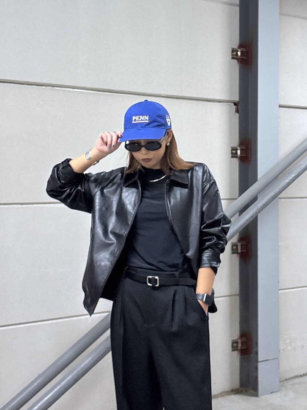 ブラック系のローファー、ブラック系のブルゾン、ブラック系のその他パンツを着用したレディースの秋コーディネートの4枚目の写真