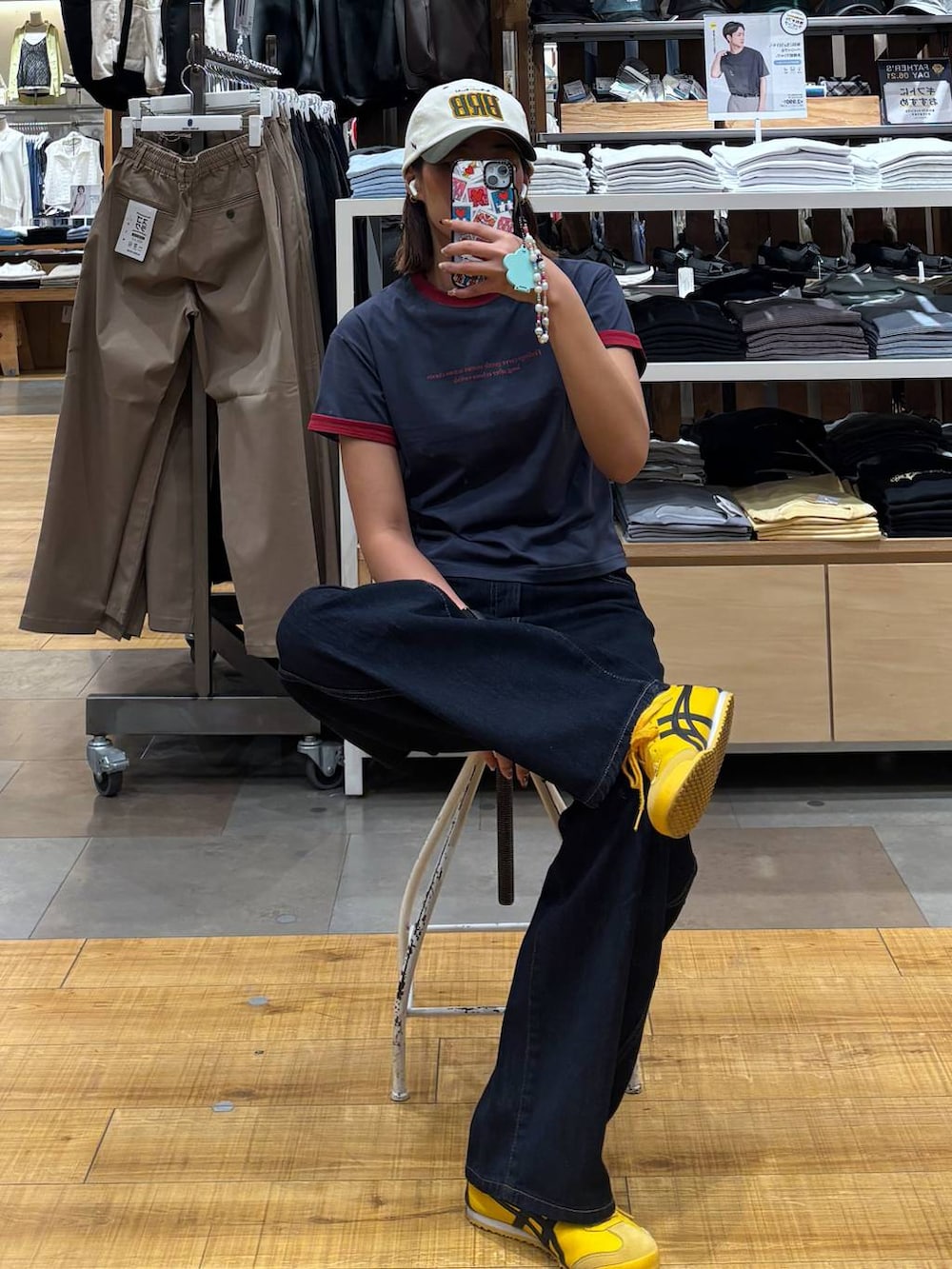 ブルー系のデニムパンツ、ブルー系のTシャツ/カットソーを着用したレディースの夏コーディネートの3枚目の写真