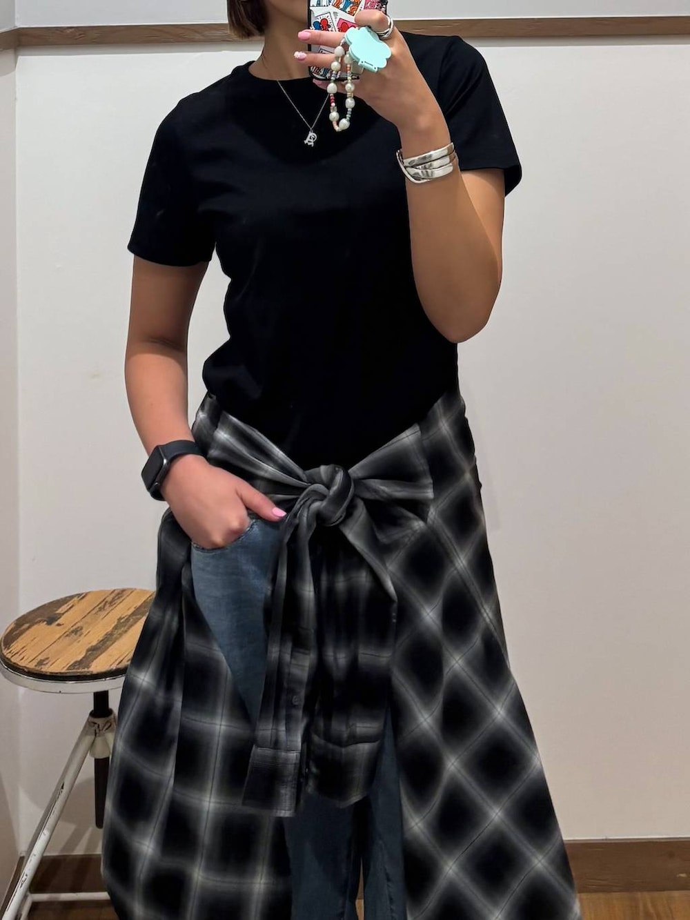ブルー系のデニムパンツ、ブラック系のTシャツ/カットソーを着用したレディースの春コーディネートの4枚目の写真
