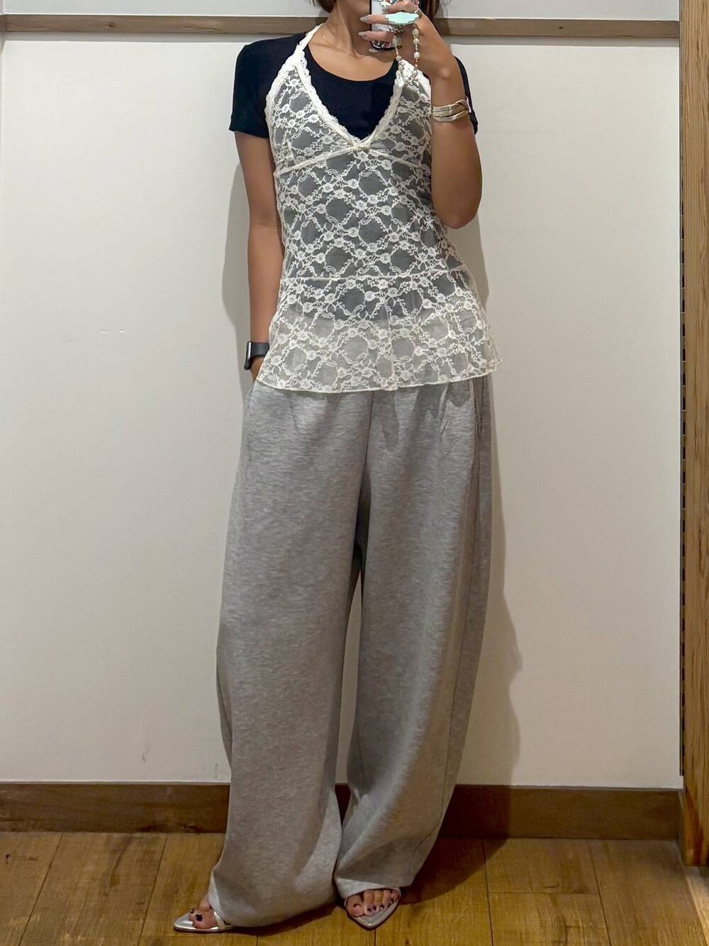グレー系のその他パンツ、シルバー系のサンダル、ホワイト系のメガネを着用したレディースの夏コーディネートの2枚目の写真