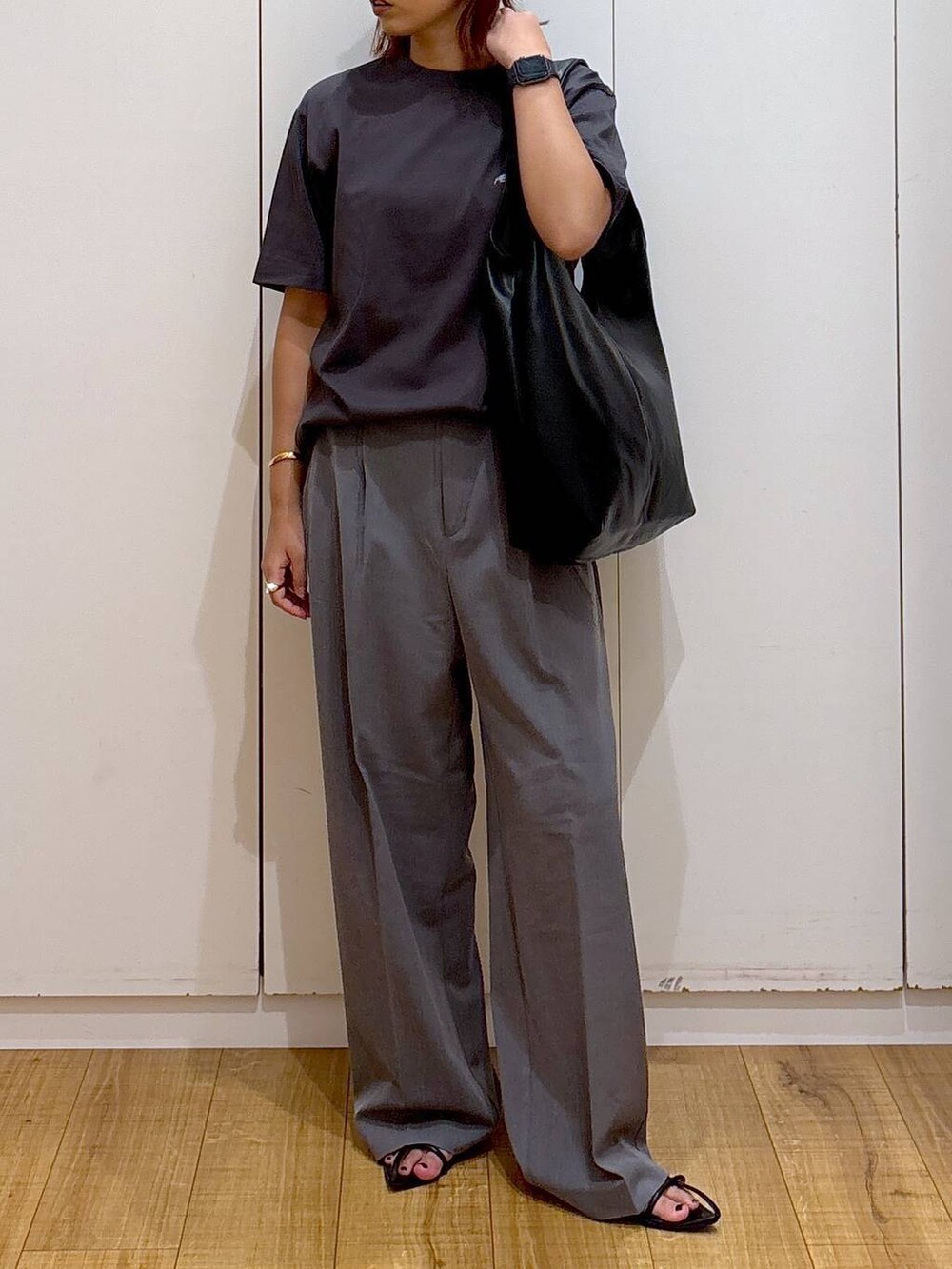 ブラック系のサンダル、グレー系のその他パンツ、グレー系のTシャツ/カットソーを着用したレディースの夏コーディネートの6枚目の写真