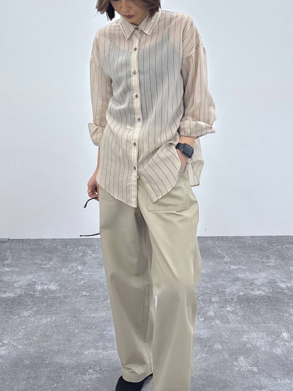 ブラック系のキャミソール、ベージュ系のその他パンツ、ブラック系のパンプスを着用したレディースの春コーディネートの7枚目の写真