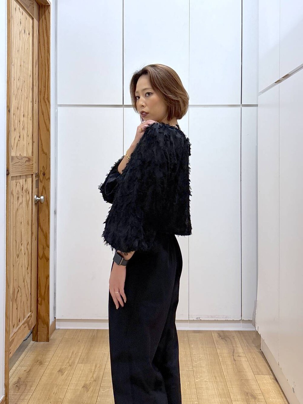 ブラック系のブーツ、ブラック系のシャツ/ブラウス、ブラック系のスラックスを着用したレディースの秋コーディネートの5枚目の写真