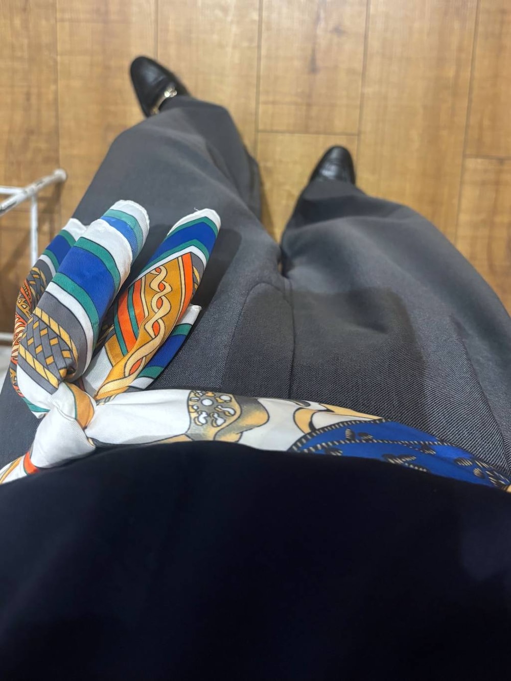 ブラック系のローファー、グレー系のその他パンツ、ブルー系のTシャツ/カットソーを着用したレディースの春コーディネートの3枚目の写真