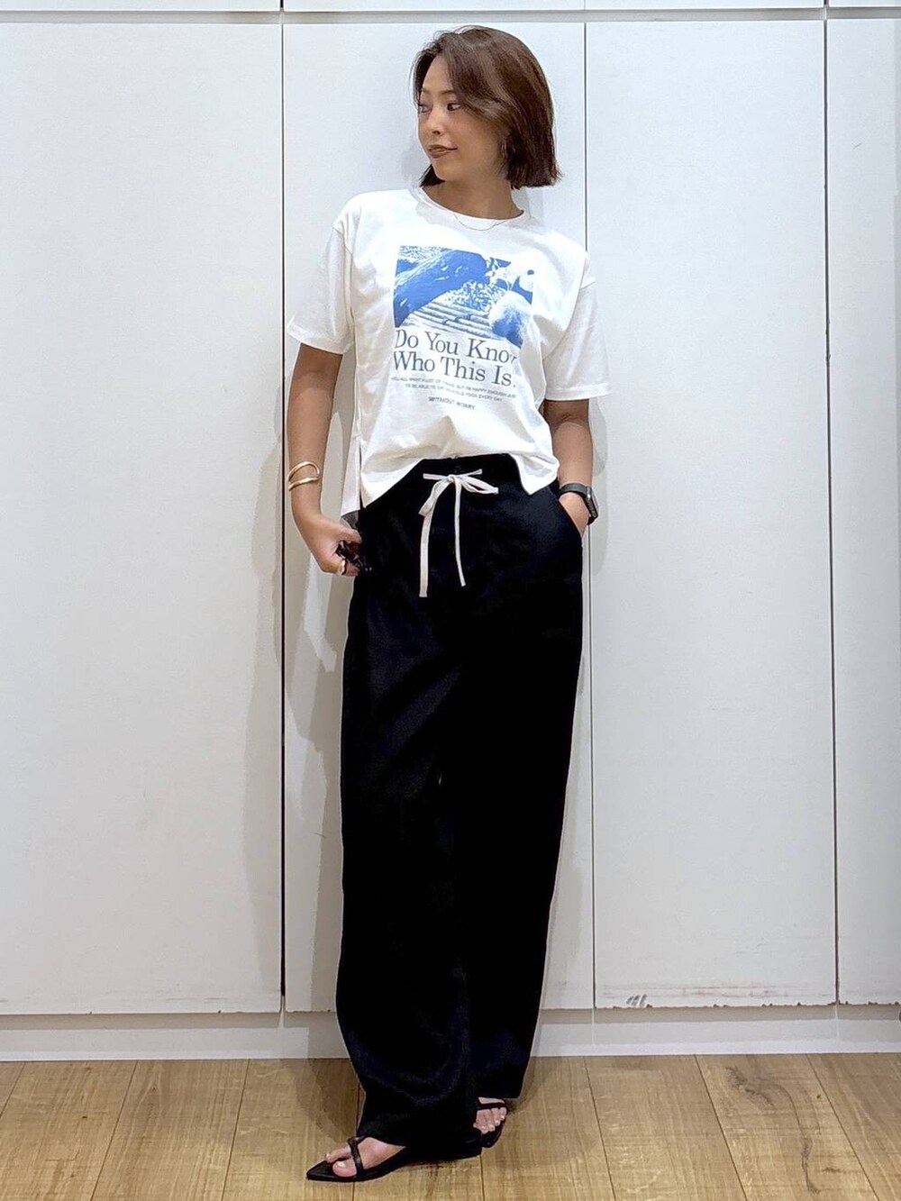 ホワイト系のTシャツ/カットソー、グリーン系のその他パンツ、ブラック系のサンダルを着用したレディースの夏コーディネートの7枚目の写真