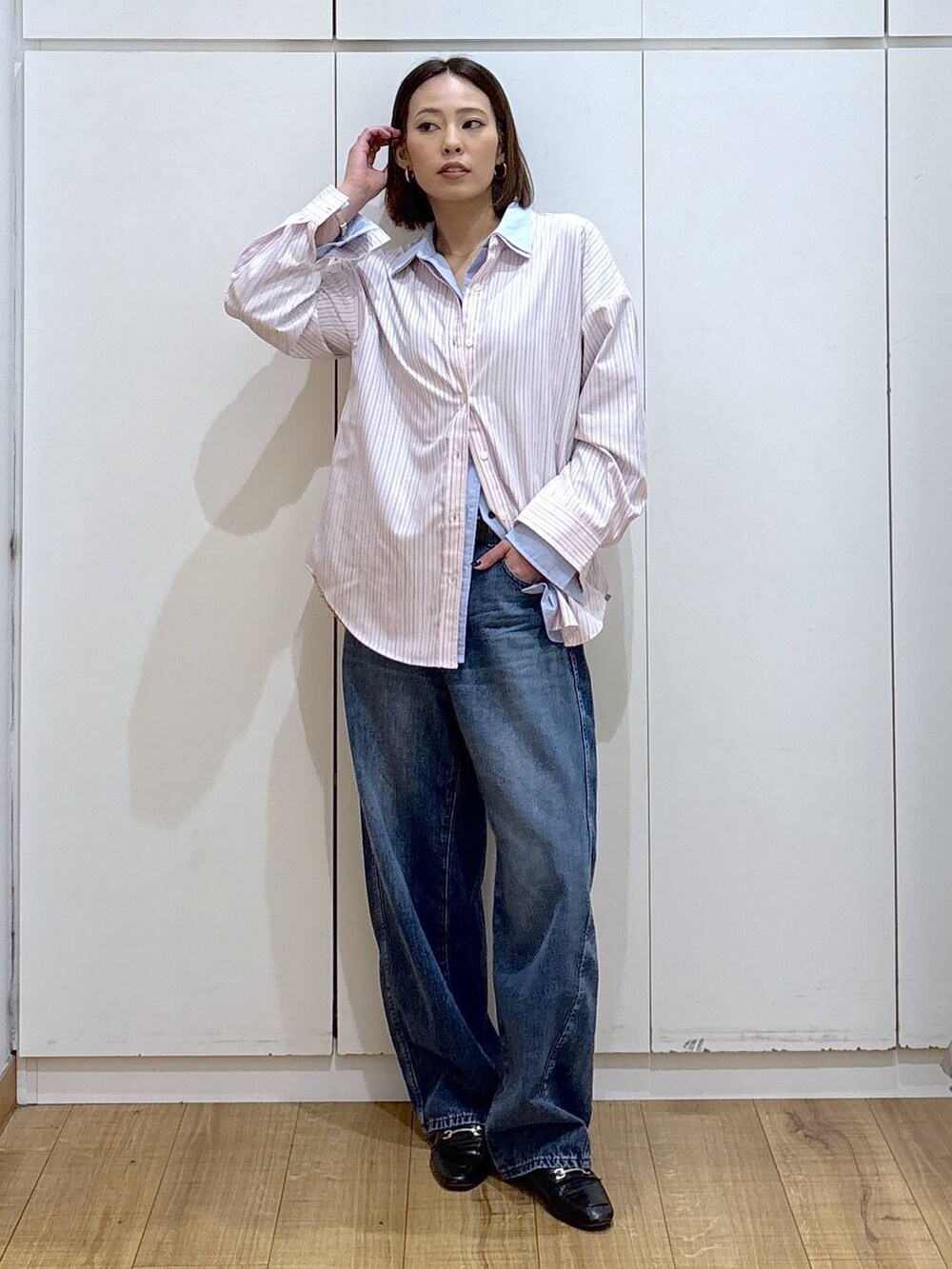 ブラック系のローファー、ブルー系のシャツ/ブラウス、ピンク系のシャツ/ブラウスを着用したレディースの冬コーディネートの2枚目の写真