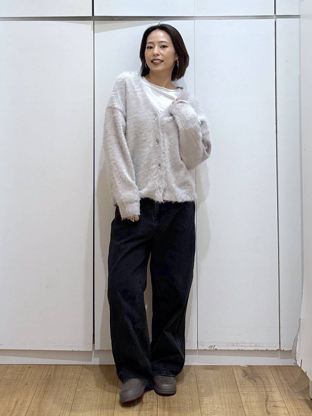 ブラック系のデニムパンツ、ベージュ系のカーディガン/ボレロ、グリーン系のその他シューズを着用したレディースの秋コーディネートの5枚目の写真