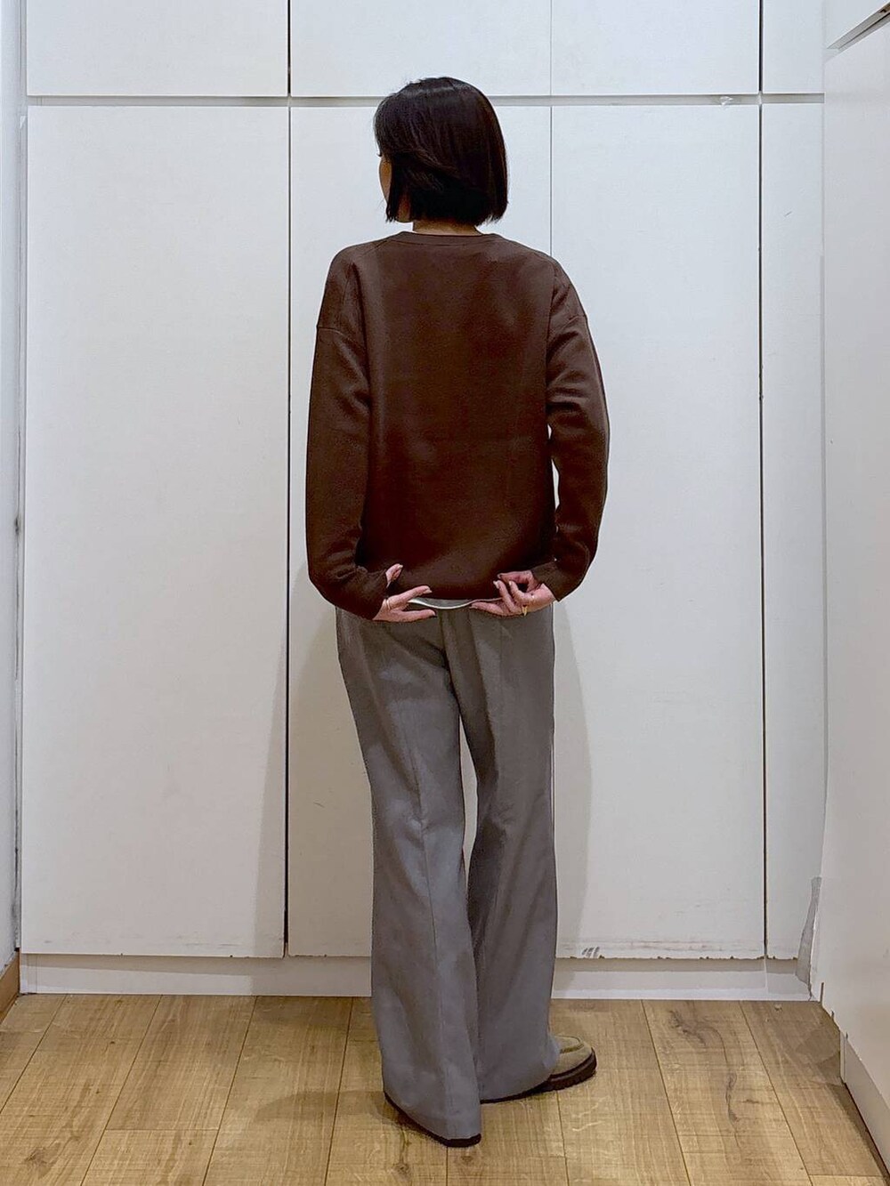 ブラウン系のテーラードジャケット、ブラック系のスウェット、ベージュ系のローファーを着用したレディースの秋コーディネートの5枚目の写真