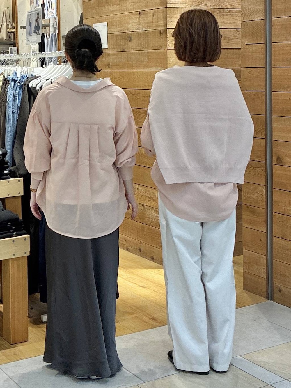 ブラック系のローファー、ピンク系のシャツ/ブラウス、ピンク系のニット/セーターを着用したレディースの春コーディネートの3枚目の写真