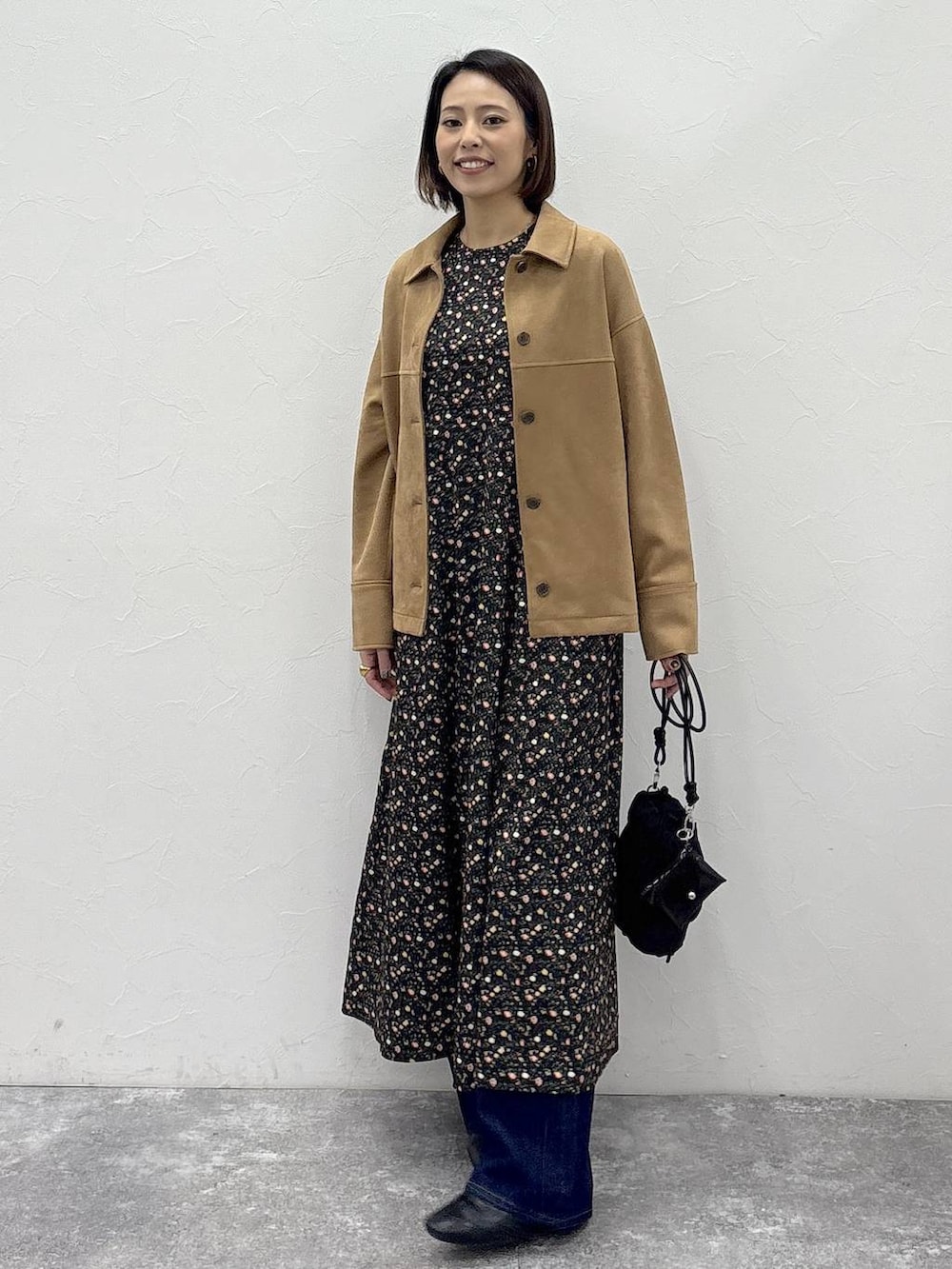 ブラック系のブーツ、ブラウン系のテーラードジャケット、ゴールド系のピアス(両耳用)を着用したレディースの冬コーディネートの7枚目の写真