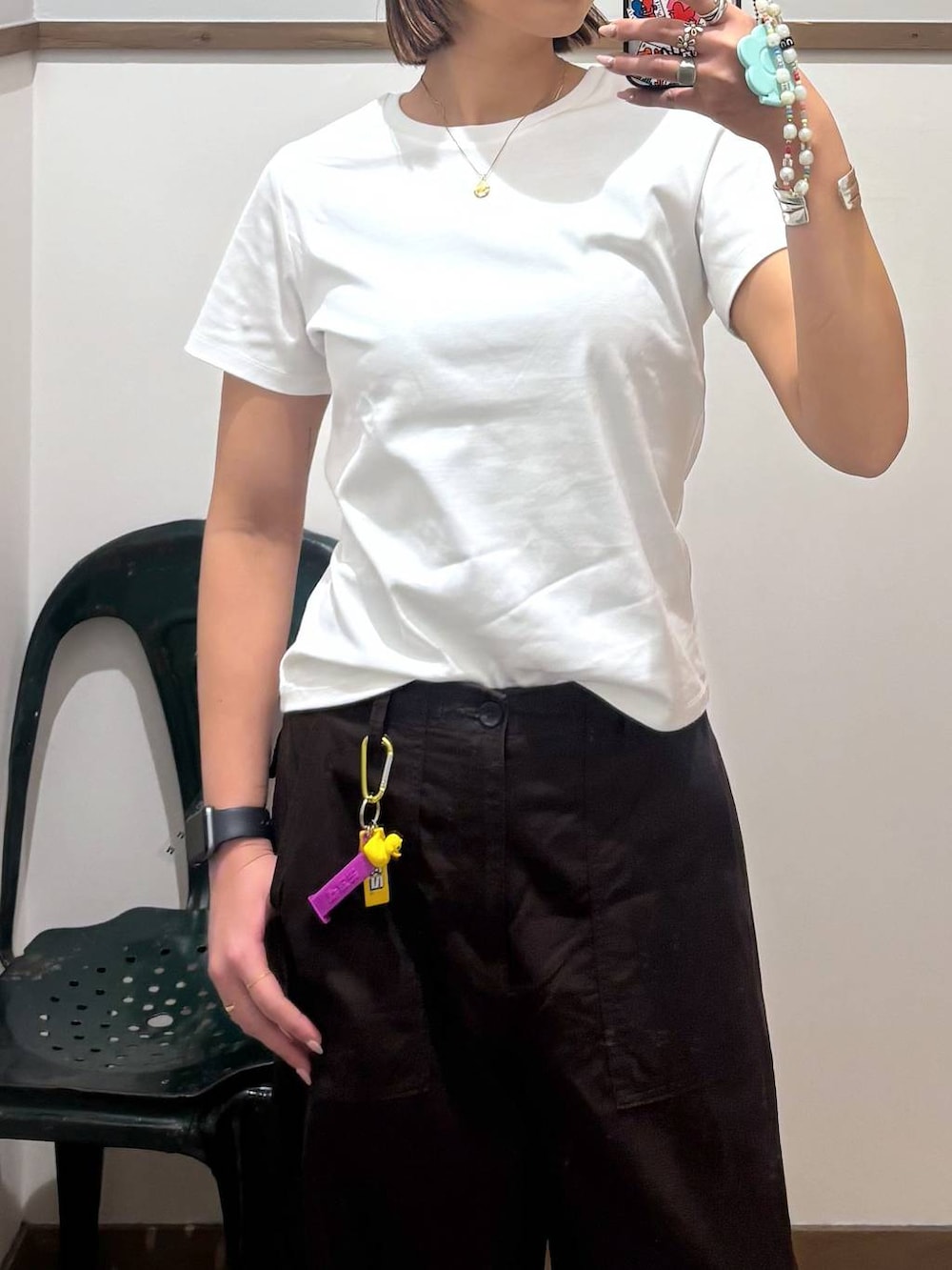 ブラウン系のその他パンツ、ホワイト系のTシャツ/カットソー、その他のキーホルダーを着用したレディースの春コーディネートの3枚目の写真