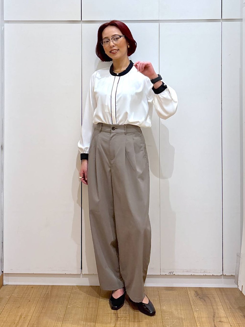 「ブラウス、体型カバー、GLOBAL WORK、トレンチコート、春コーデ、高見え、高身長、ママコーデ、骨格ストレート、着痩せ・細見え」|「GLOBAL WORKのお手入れらくらくパイピングブラウス/133611(シャツ/ブラウス、ホワイト系)」を使った、ココさん(レディース・165cm)の春コーディネートの6枚目の写真